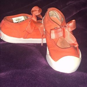 Oshkosh salmon with bow shoes